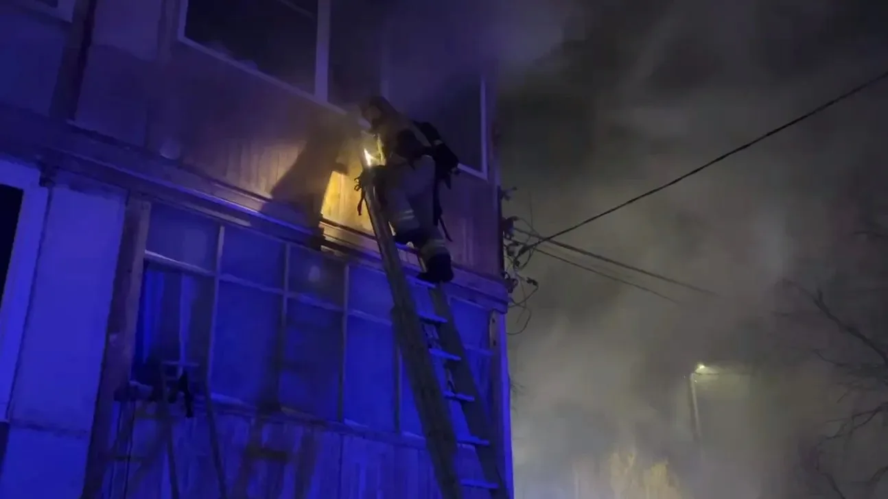 😱 В Салехарде на улице Горького, 3 произошёл пожар в двухэтажном многоквартирном доме.