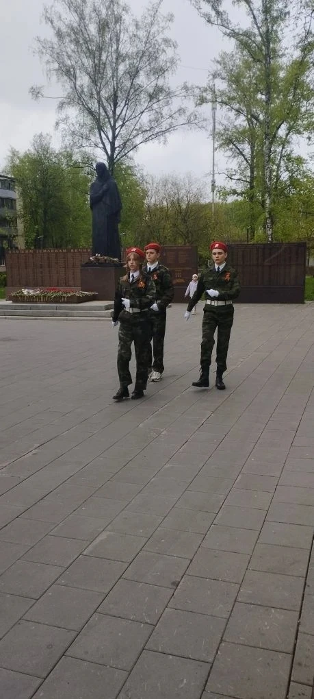 🇷🇺 Честь, память, гордость! Сегодня юнармейцы МАОУ СОШ № 10 с достоинством несли Почетный караул в с
