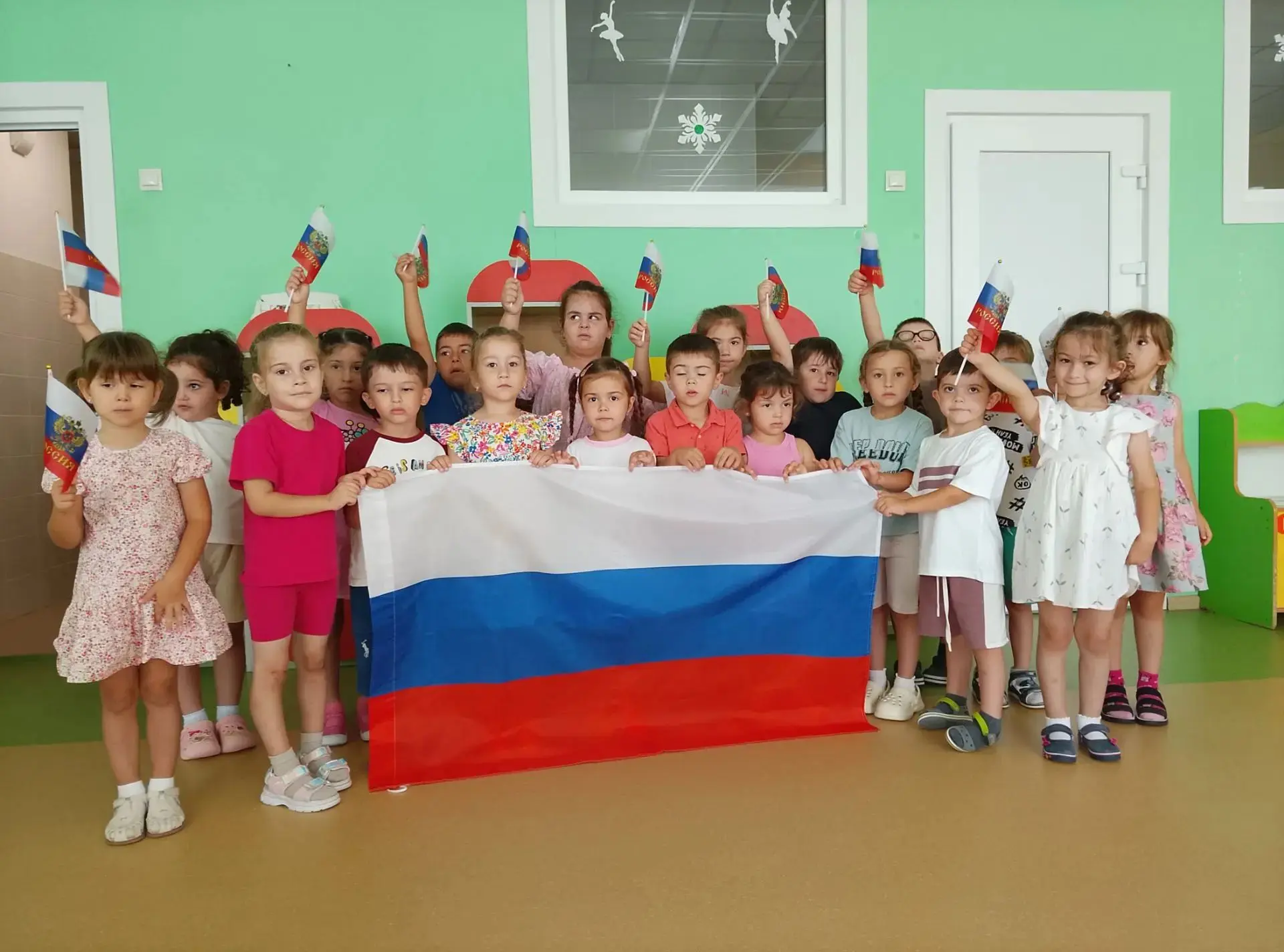 Гордость в маленьких сердечках: День флага в группе «Звёздочка»! 🇷🇺