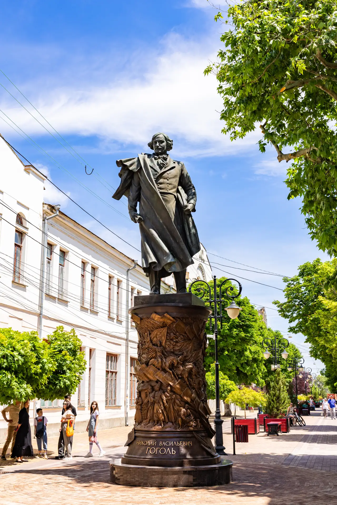 ✨ В Симферополе открыли памятник Николаю Гоголю

7 июня 2026 года в центре Симферополя, на пересечен