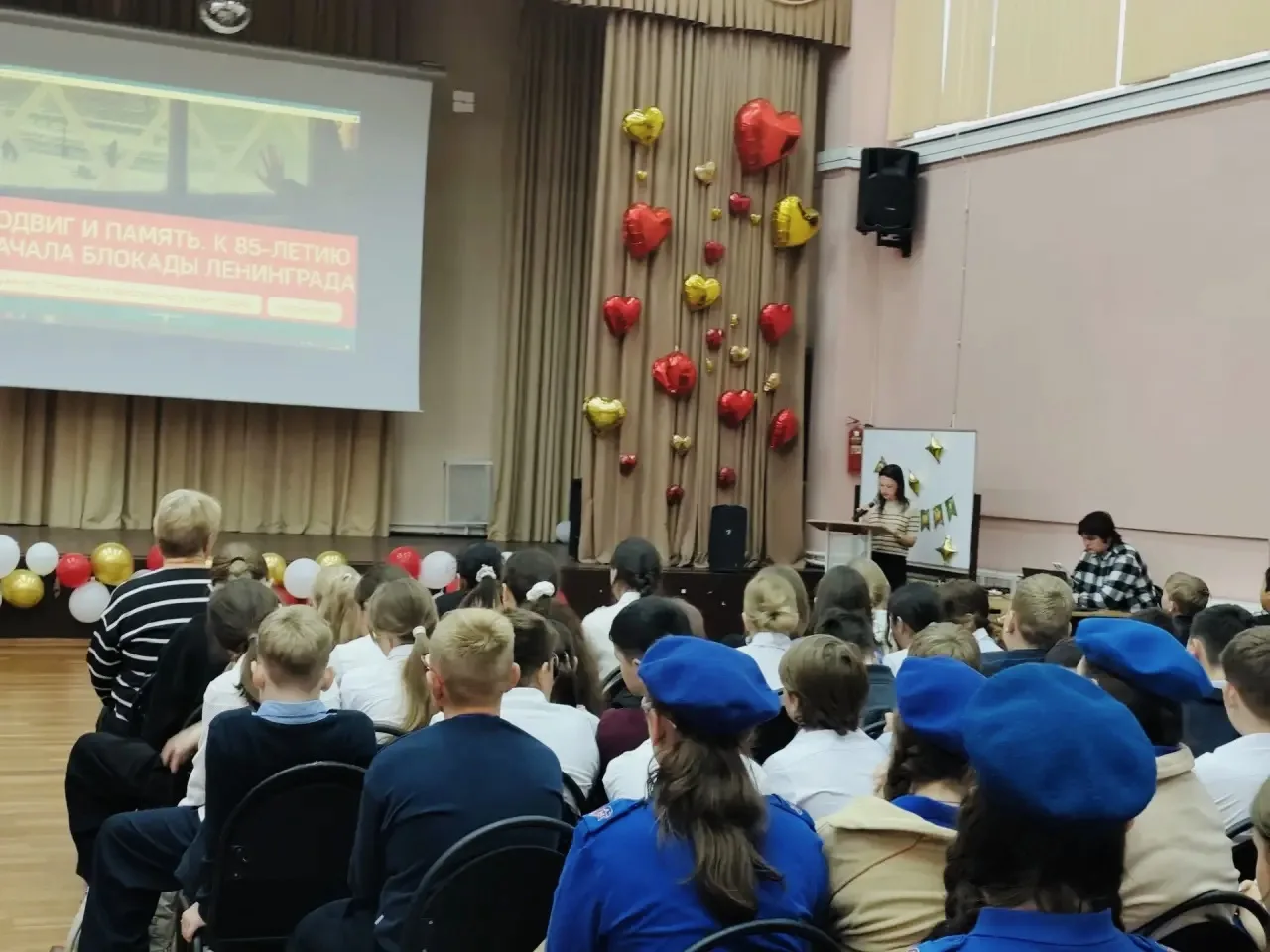 🏫 Понедельник в нашей школе начался с «Разговоров о важном»!