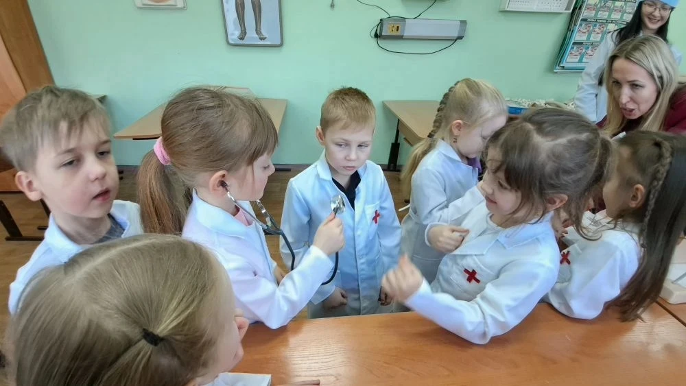 🧑‍⚕ 20 февраля в рамках сетевого взаимодействия участники «Школы Гиппократа» для ребятишек детского 