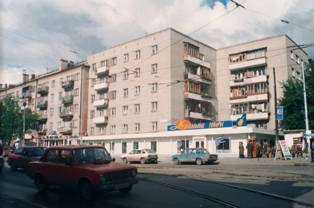 Музыкальные товары на углу Луначарского и Куйбышева.