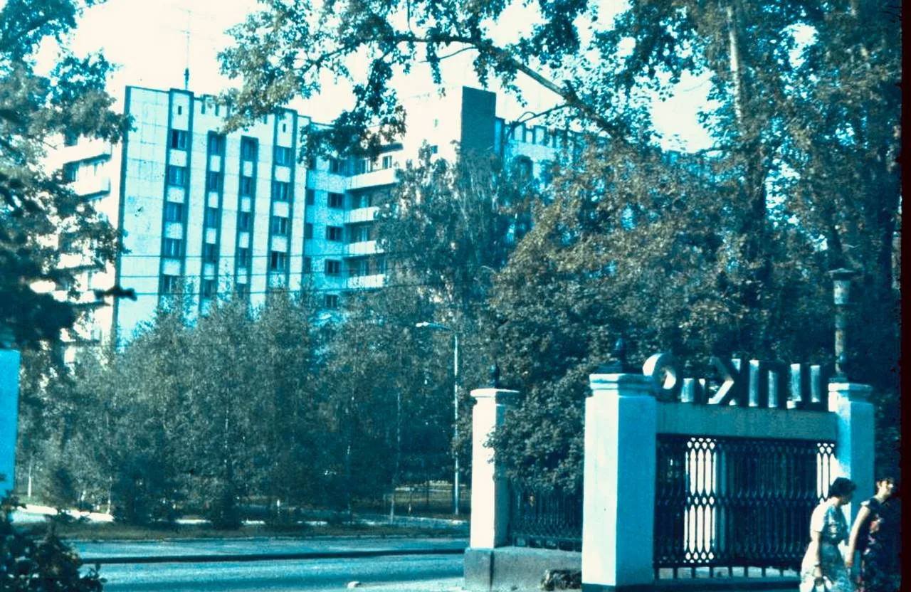 Вид на улицу Лермонтова со стороны входа в парк имени Белинского
1985 г

✨ Загадочная Пенза - подпис