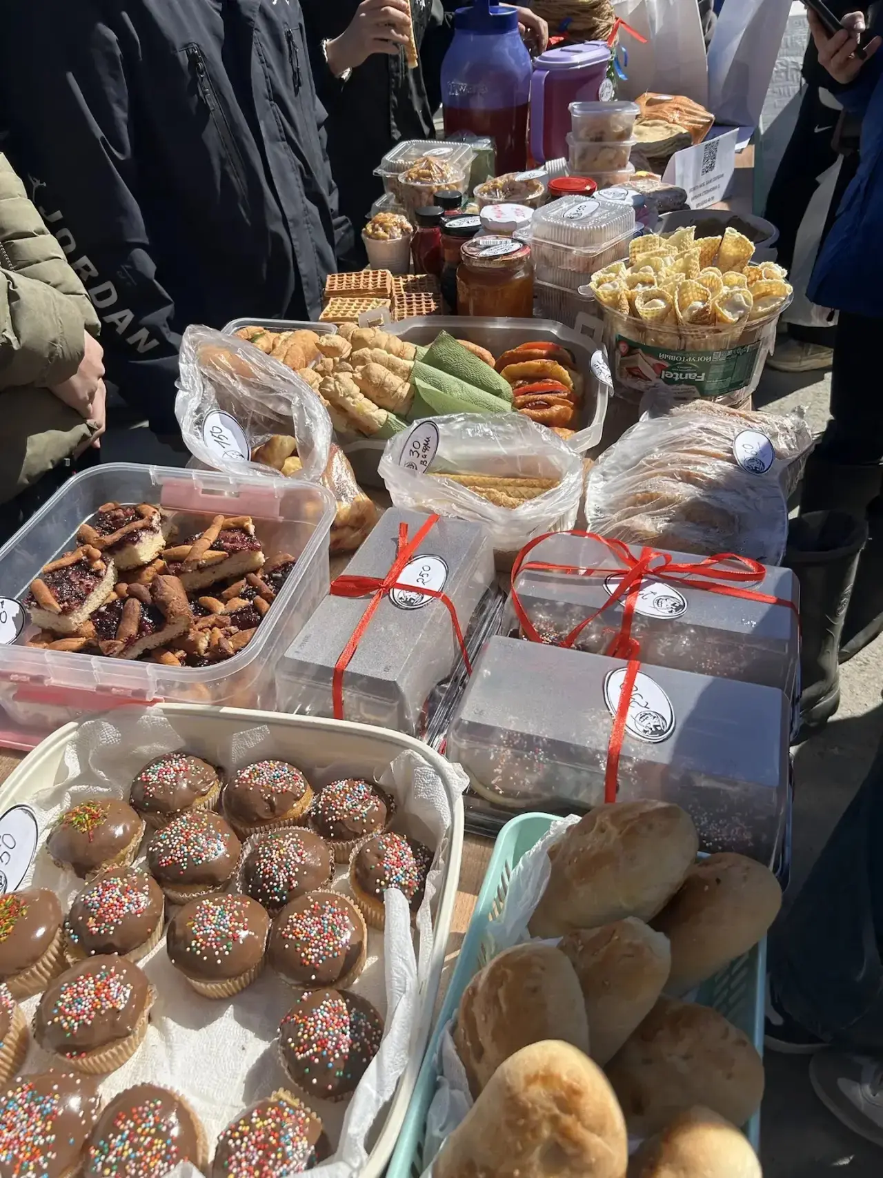 🌸Весенняя ярмарка в школе: заряд бодрости и весеннего настроения! В нашей школе прошла долгожданная 