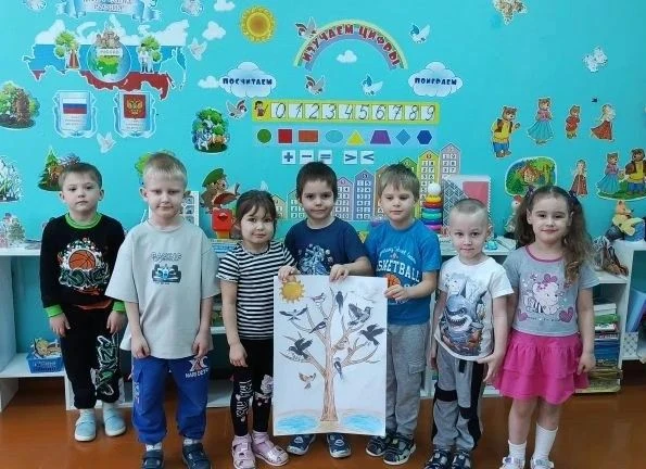 1 апреля в средней группе прошёл досуг "День птиц". Ребята беседовали о птицах, прослуш...