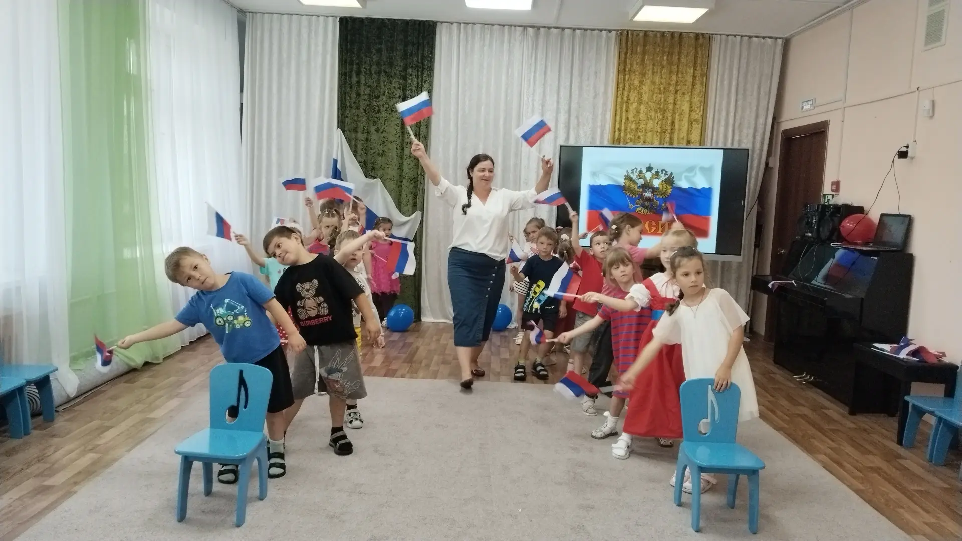 «День Российского флага» в старшей группе.