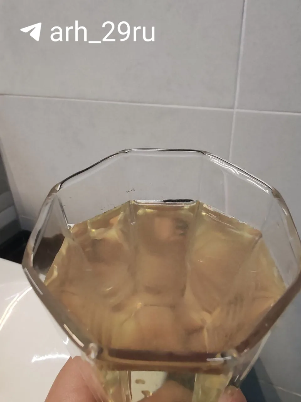 💧 Читатели пишут, что сегодня из кранов в Архангельске идёт жёлтая или ржавая вода.
