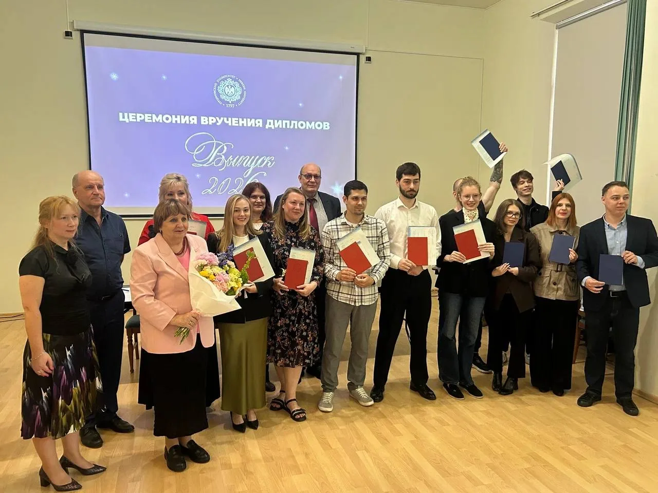В дискуссионном зале прошли церемонии выдачи дипломов выпускникам юридического факультета.
 
В этом 