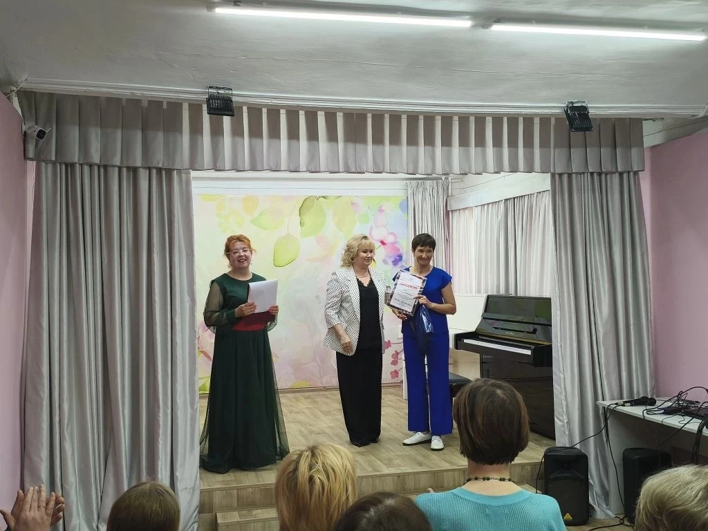ПОЗДРАВЛЯЕМ!          Повара нашей школы, Пирогову Елену Евгеньевну, которую чествовали на районном 