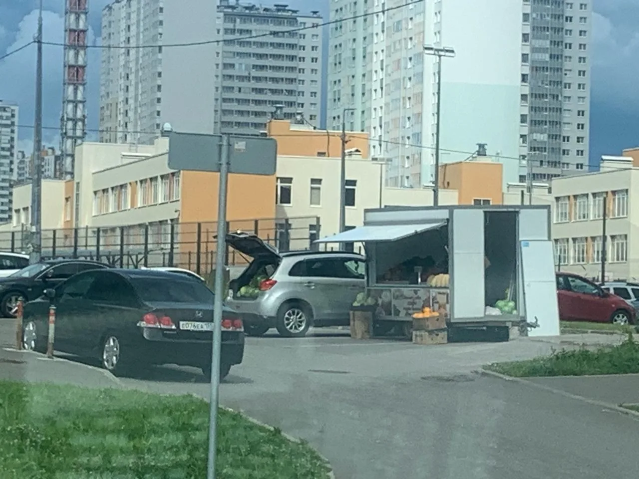 🍅 На Чарушинской вновь пожаловались на нелегальную торговлю

Жители сообщают, что у дома №28 на Чар