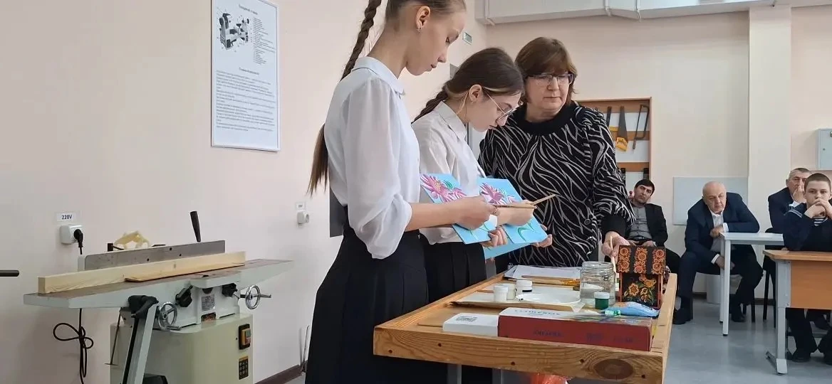 В Каспийске на базе Лицея №13 имени Расула Гамзатова состоялся праздник мастерства, собравший на сво