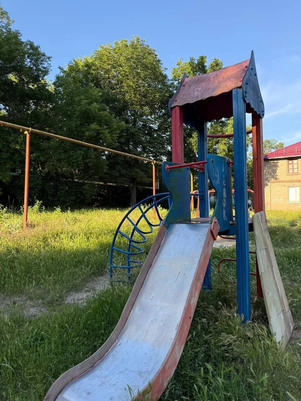 🛝 Жители жалуются на ужасное состояние сквера у ДК им. Франко в Кировском районе. 

Когда уже власт