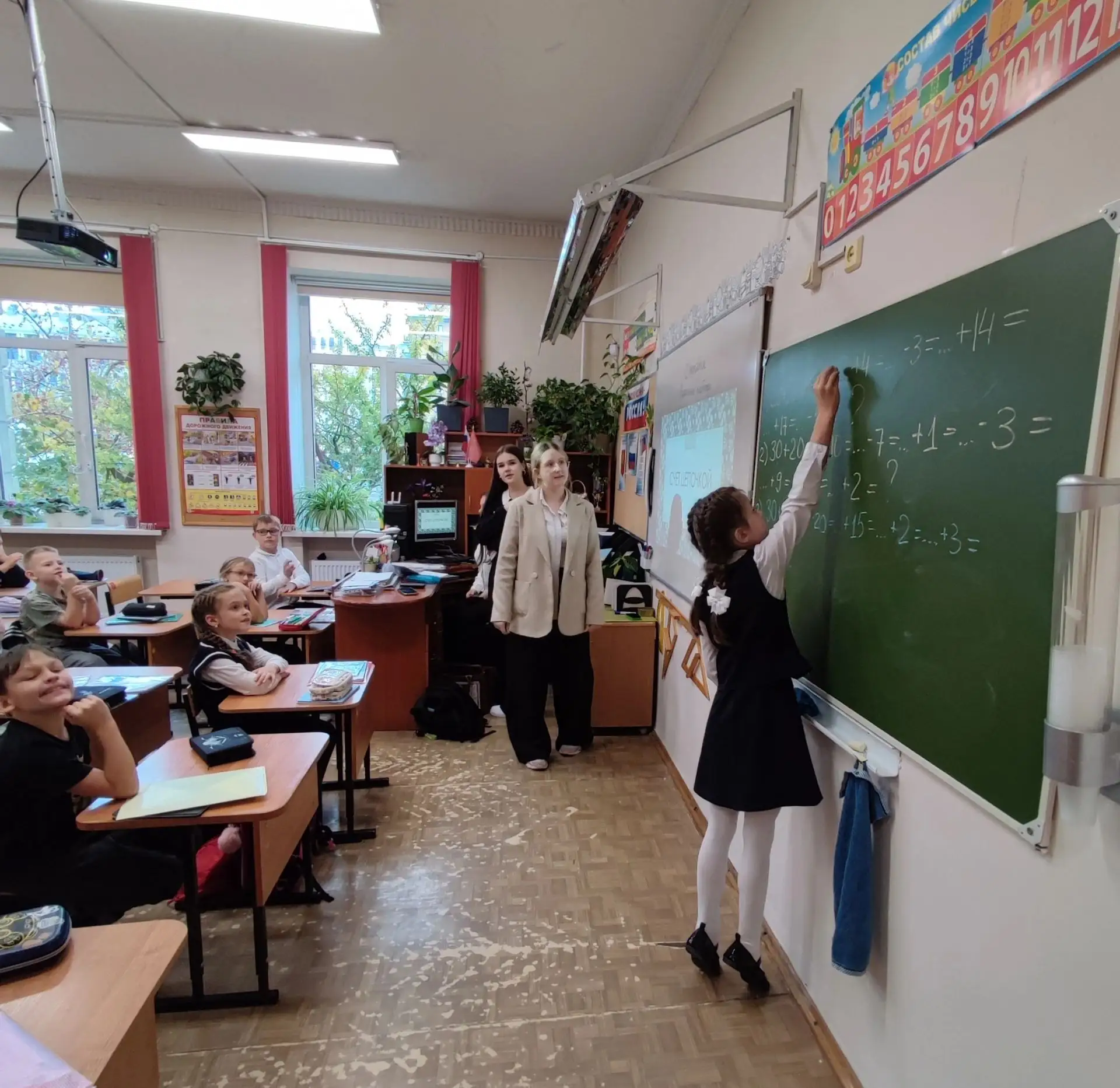 Накануне Дня учителя на Обводном в 1-5-х классах по традиции уроки вели десятиклассники...