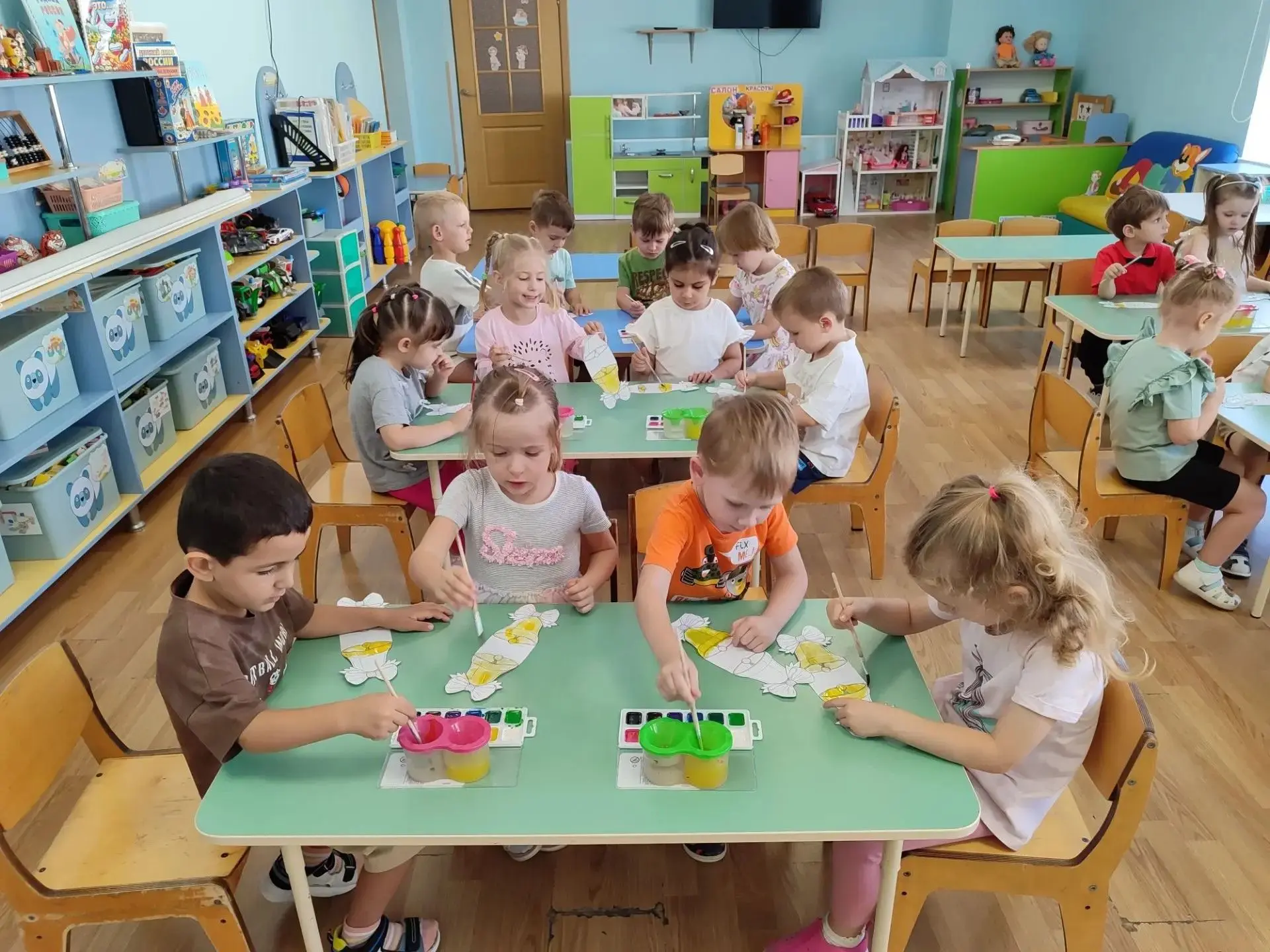 Солнце льётся за окошко,