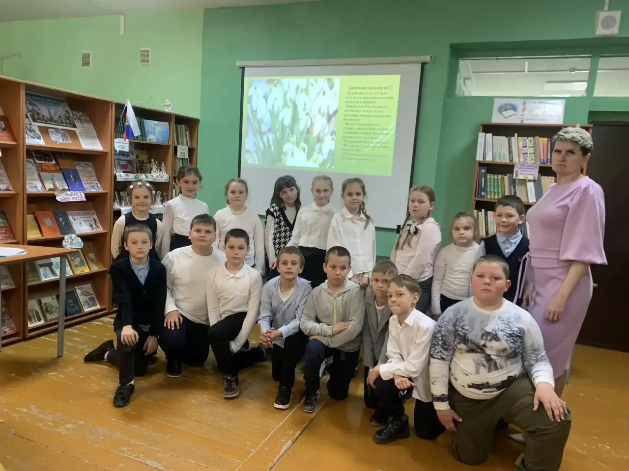Хорошо гулять в лесу! Тихо утро раннее, чудо песенка звенит на лесной проталинке, чей-т...