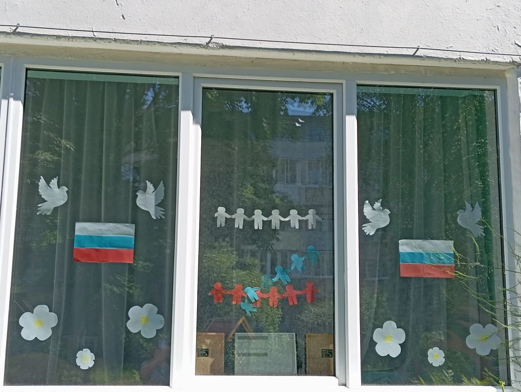 В  рамках празднования Дня России прошла замечательная акция "Окна России". В детском саду украсили 