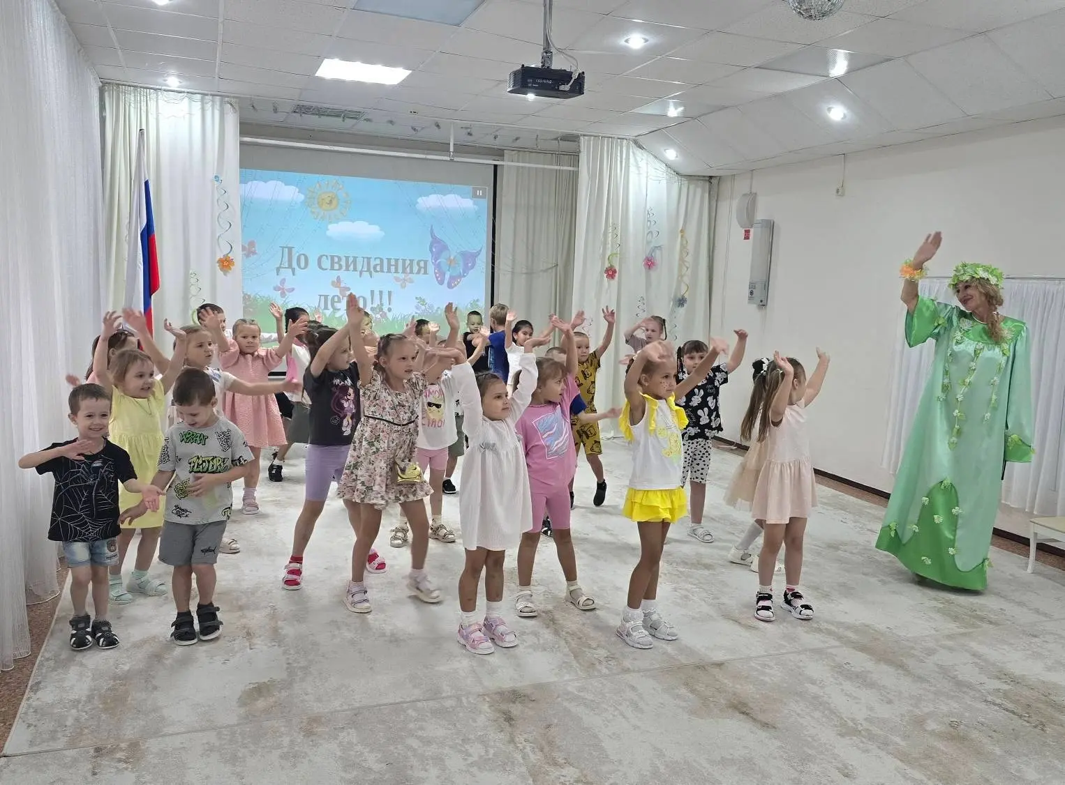 В нашем детском саду прошёл досуг «До свиданья, лето». Ребята вспоминали всё самое хоро...