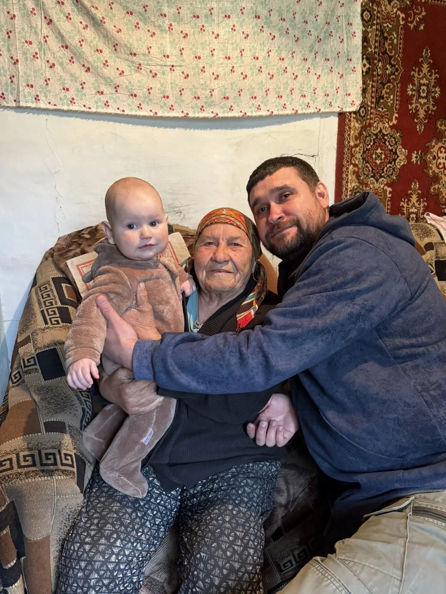 Сегодня в нашей семье случилось горе - не стало Юриной бабушки. 
Она была самым близким для Юры родс