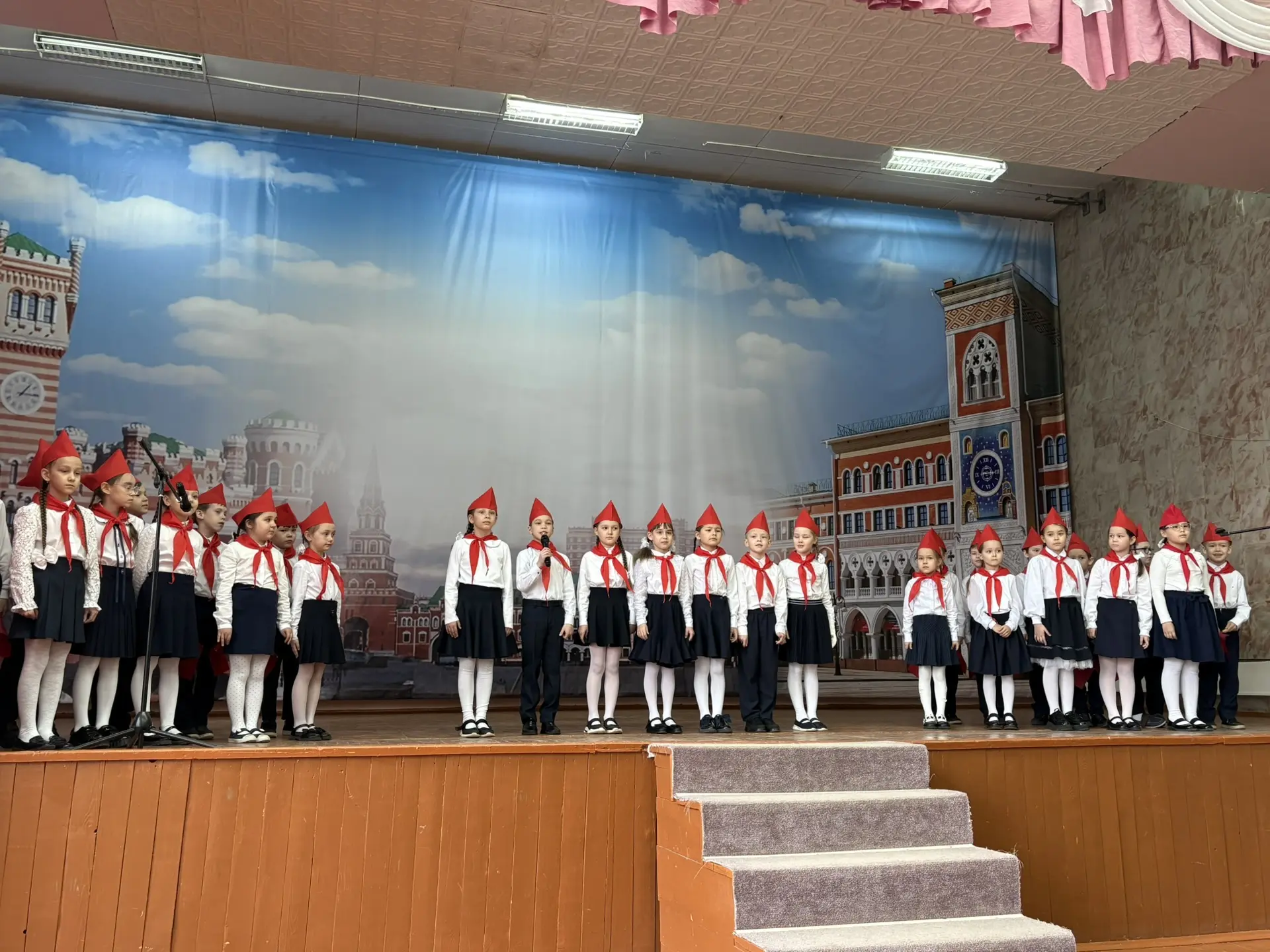В нашем лицее состоялось по‑настоящему тёплое и яркое событие — конкурс творческих номеров для перво