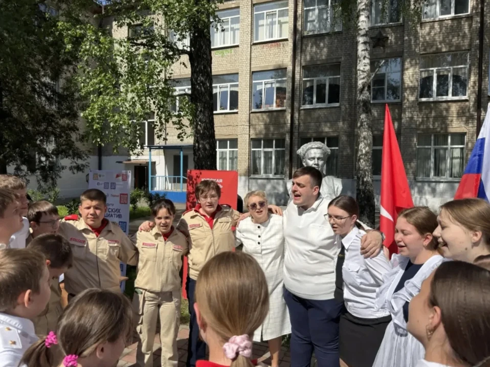 Во дворе школы № 43 прошёл яркий праздник «Орлята. Тимуровцы. Первые»  Торжество началось с посвящен
