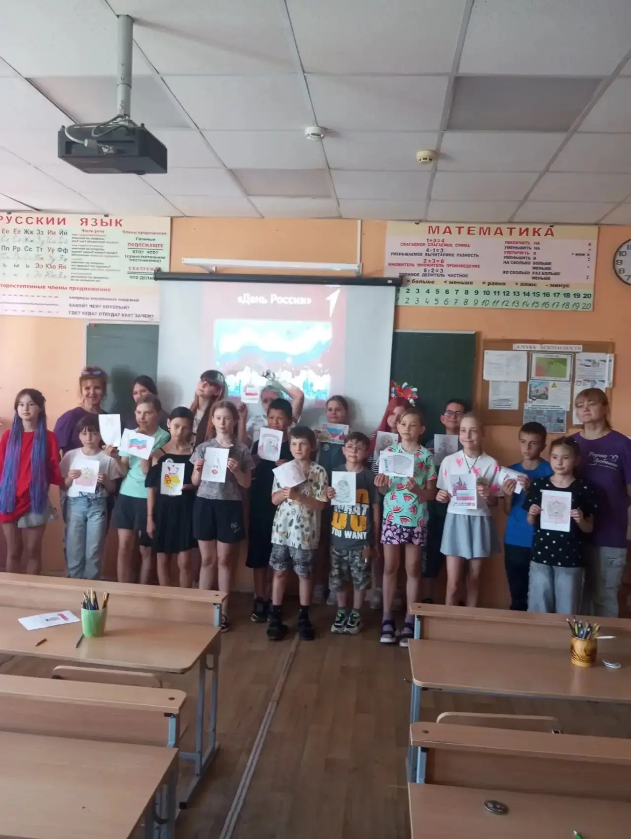 Наш школьный лагерь сегодня превратился в настоящий эпицентр театрального искусства, где каждый угол