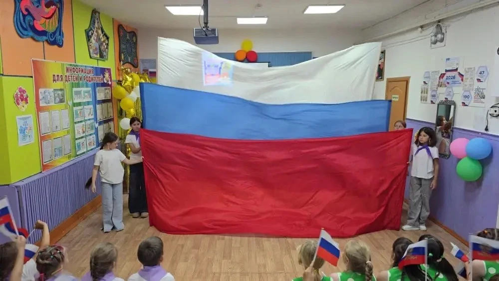 🦅🇷🇺 11 июня в лагере «Орлёнок» прошёл день, наполненный гордостью, творчеством и единством!🇷🇺🦅