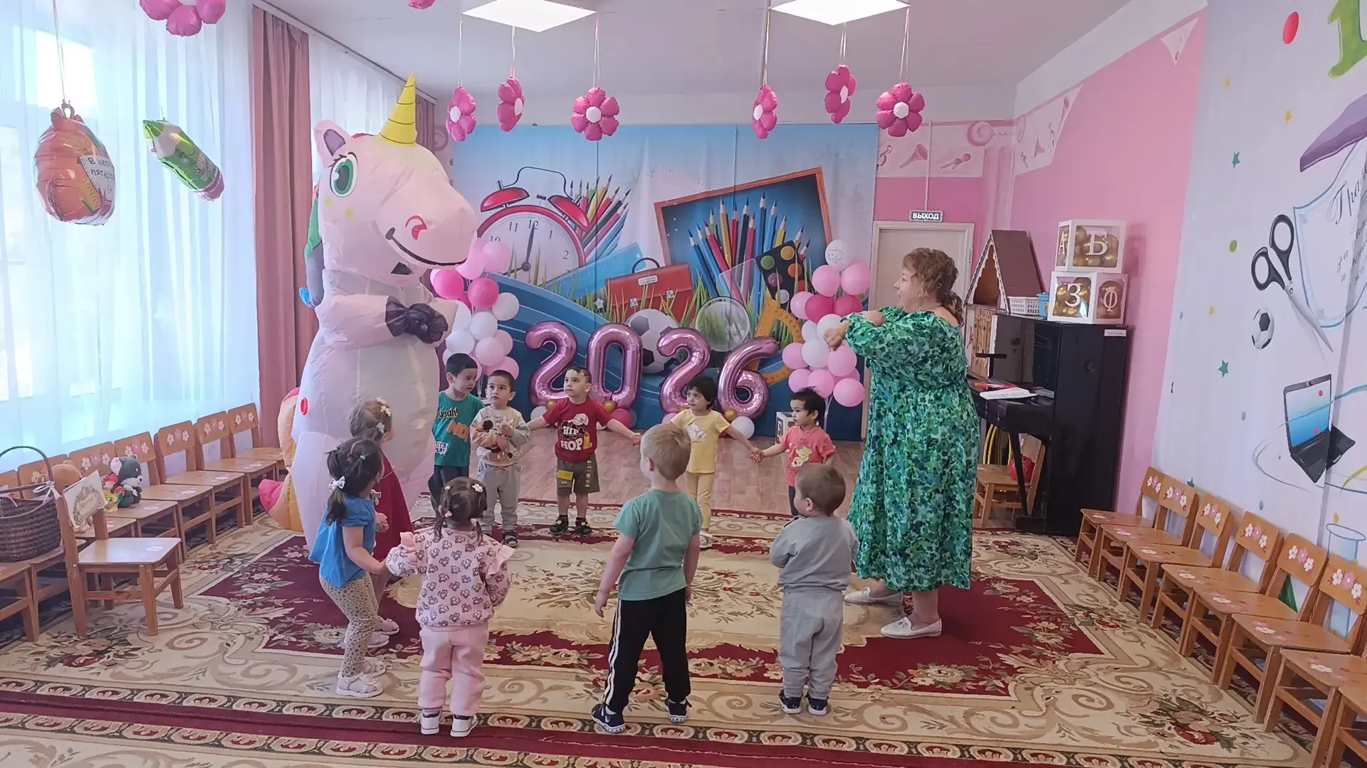 🚂🦄🎉Сегодня дети первой младшей группы сели в  маленький паровозик и отправились в ск...