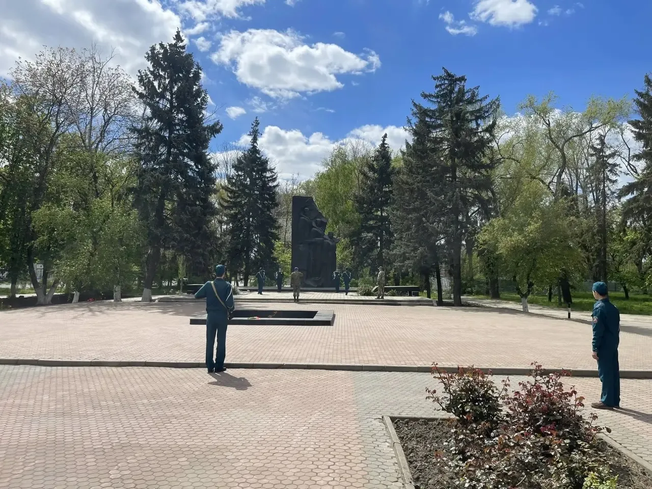 🇷🇺 Честь и ответственность: наши ребята на Посту №1  1 и 2 мая наши старшеклассники приняли участие 