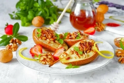 рекомендуем приготовить  десерт «Груша с орехами в меду»