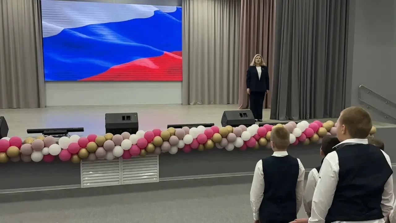 🇷🇺Торжественная линейка, посвященная выносу флага Российской Федерации.