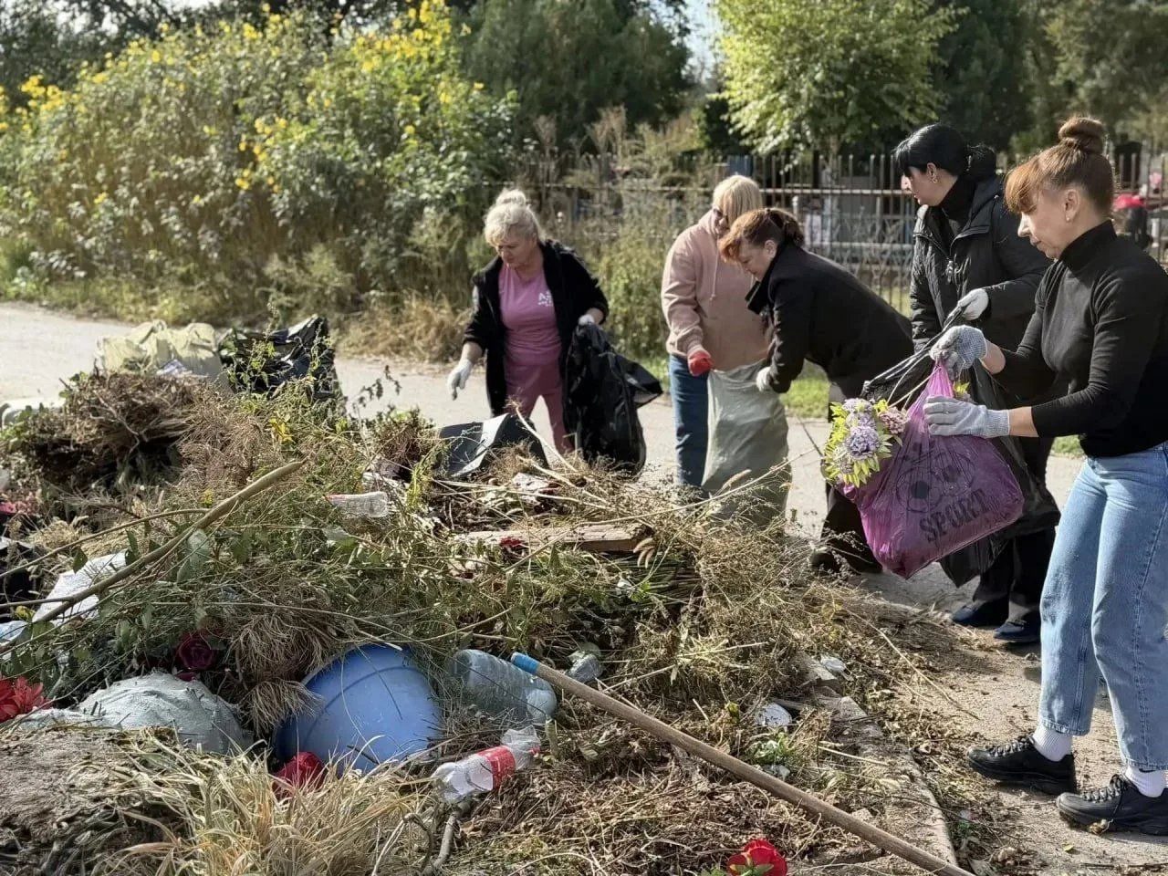 На выходных в Батайске, в рамках общегородского субботника, бюджетники привели в порядо...