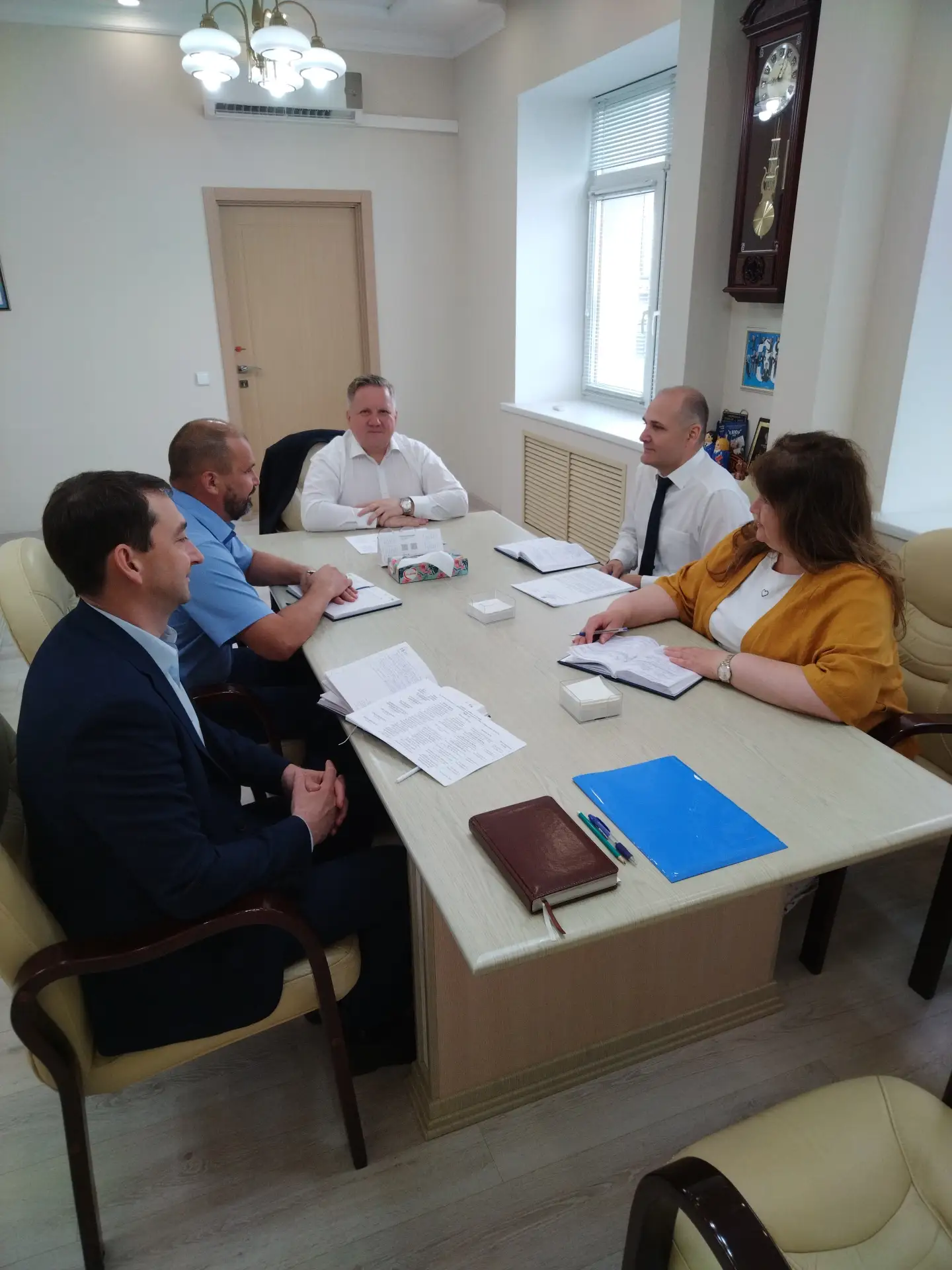 15.06.2026 руководитель УФК по Кировской области Олег Гвызин провел оперативное совещание с заместит