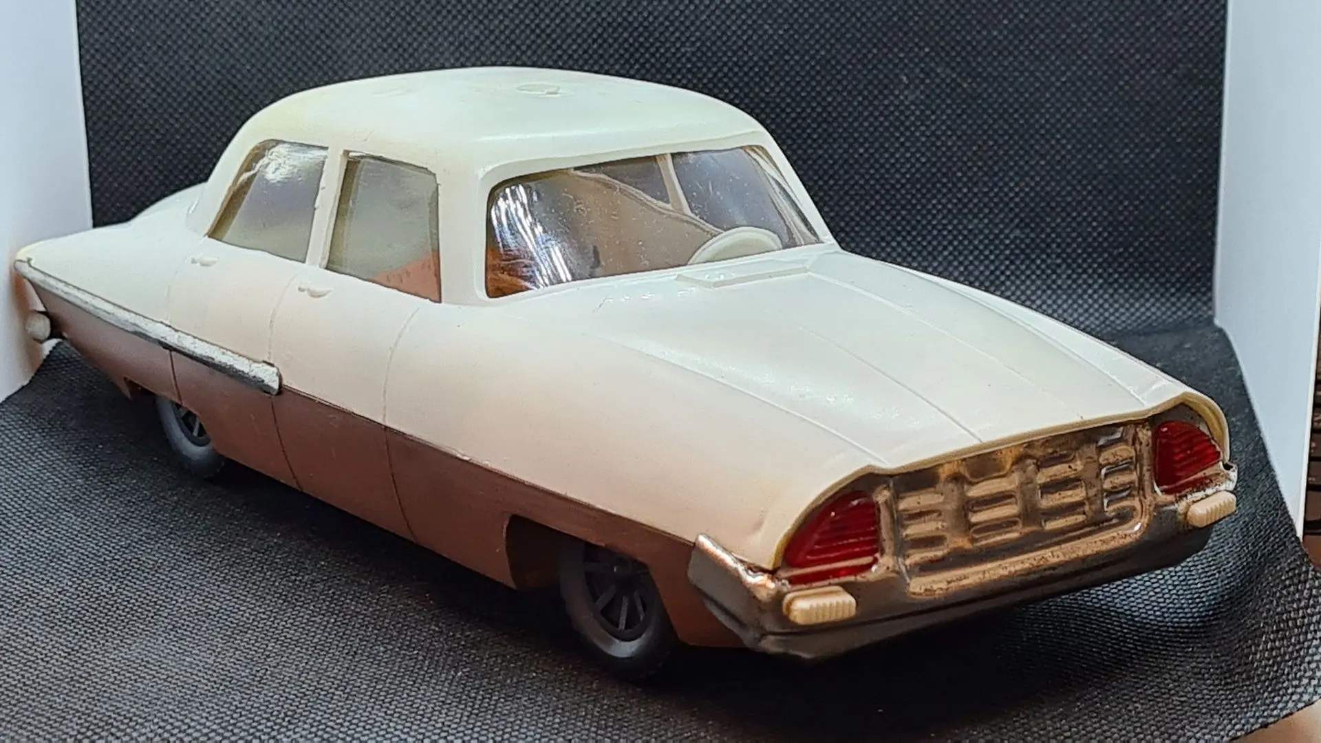 Автомобиль легковой, Игротехника, 1980-е гг.
В 1937 году предприятие переименовали в Ленинградский г