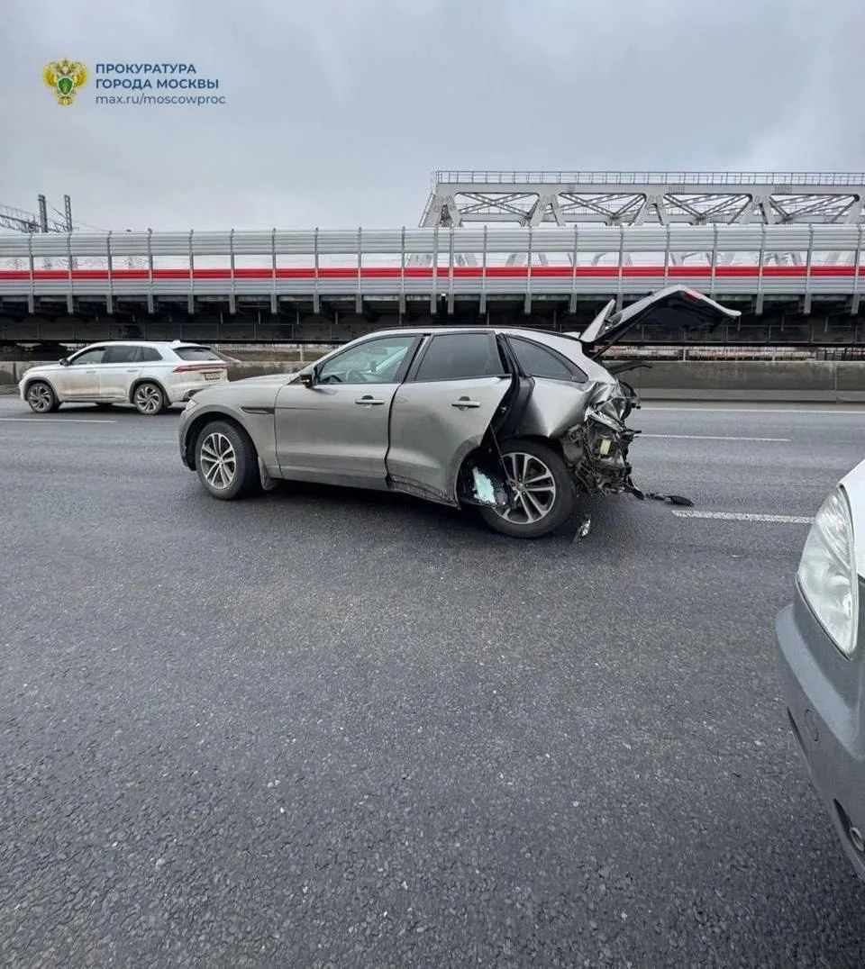 Jaguar встал на аварийке посреди дороги на севере Москвы — в него влетела «Газель». Вод...