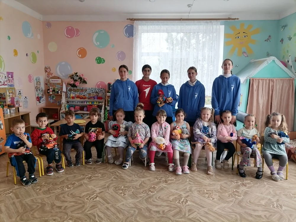 «Добро в движении»: активисты  подарили праздник малышам