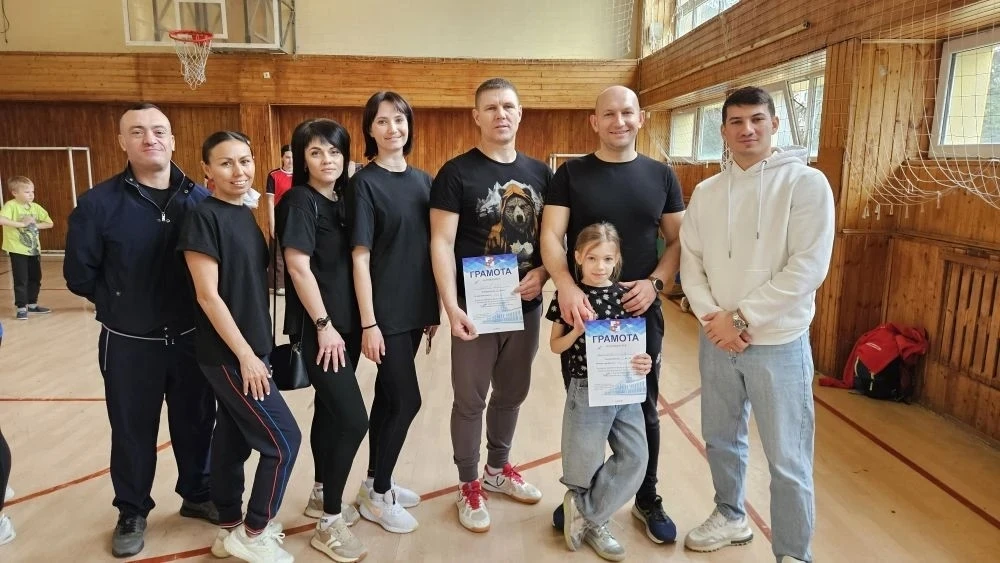🎉 "Спортивные родители": наша команда – пример для подражания! 🎉 В нашей школе есть не только талант