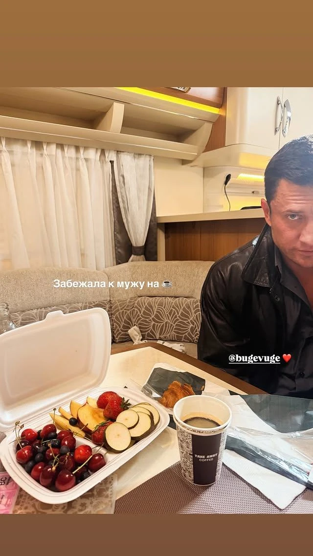 Выражение лица Прилучного, когда жена забежала к нему на кофе, бесценно