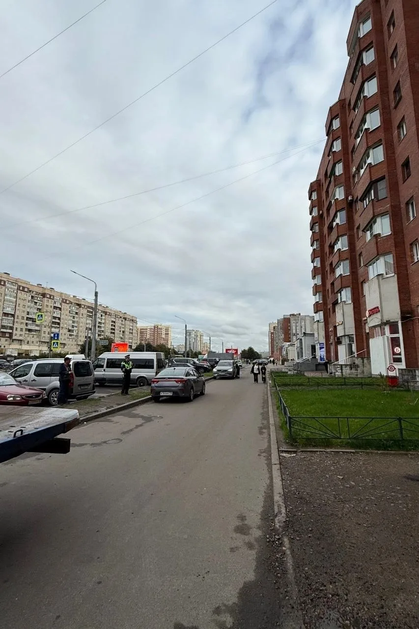 🚧 С Ленинского проспекта эвакуируют припаркованные машины