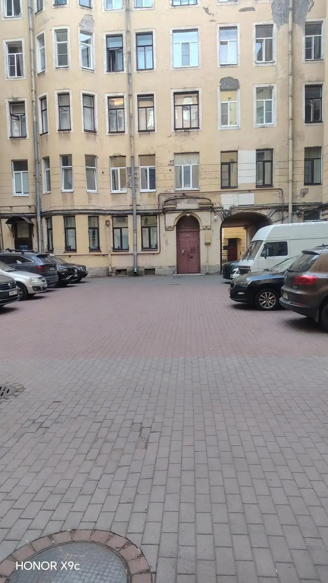 Навели чистоту. Собрали мусор, подмели дорожки, причесали газоны. Всё чисто.