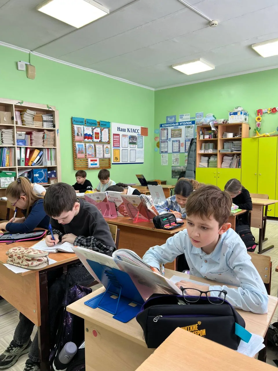 В преддверии Международного женского дня старшеклассники сделали для учителей начальной школы необыч