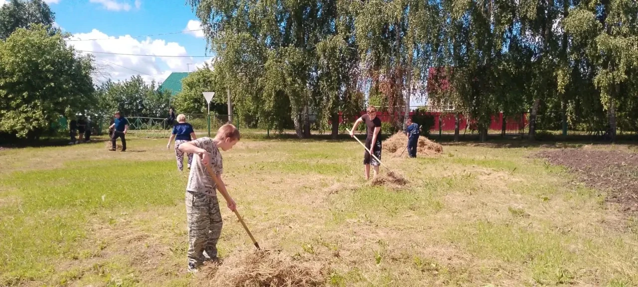 🌿 Школьный лагерь "Ручеек"  объявляет «Трудовой десант»! 🚀Сегодняшний день в нашем ла...
