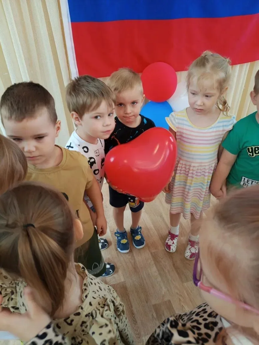 В средней и старших группах нашего детского сада с радостью и гордостью за родную стран...