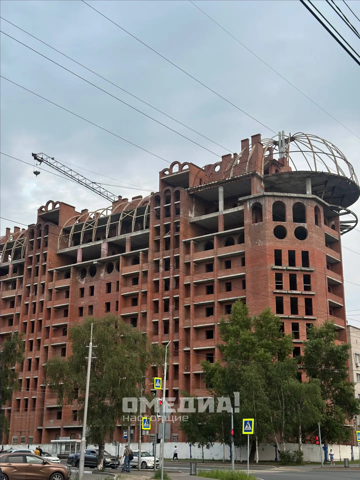 Один из самых известных долгостроев Сургута — кирпичное здание на перекрестке улиц Мелик-Карамова и 