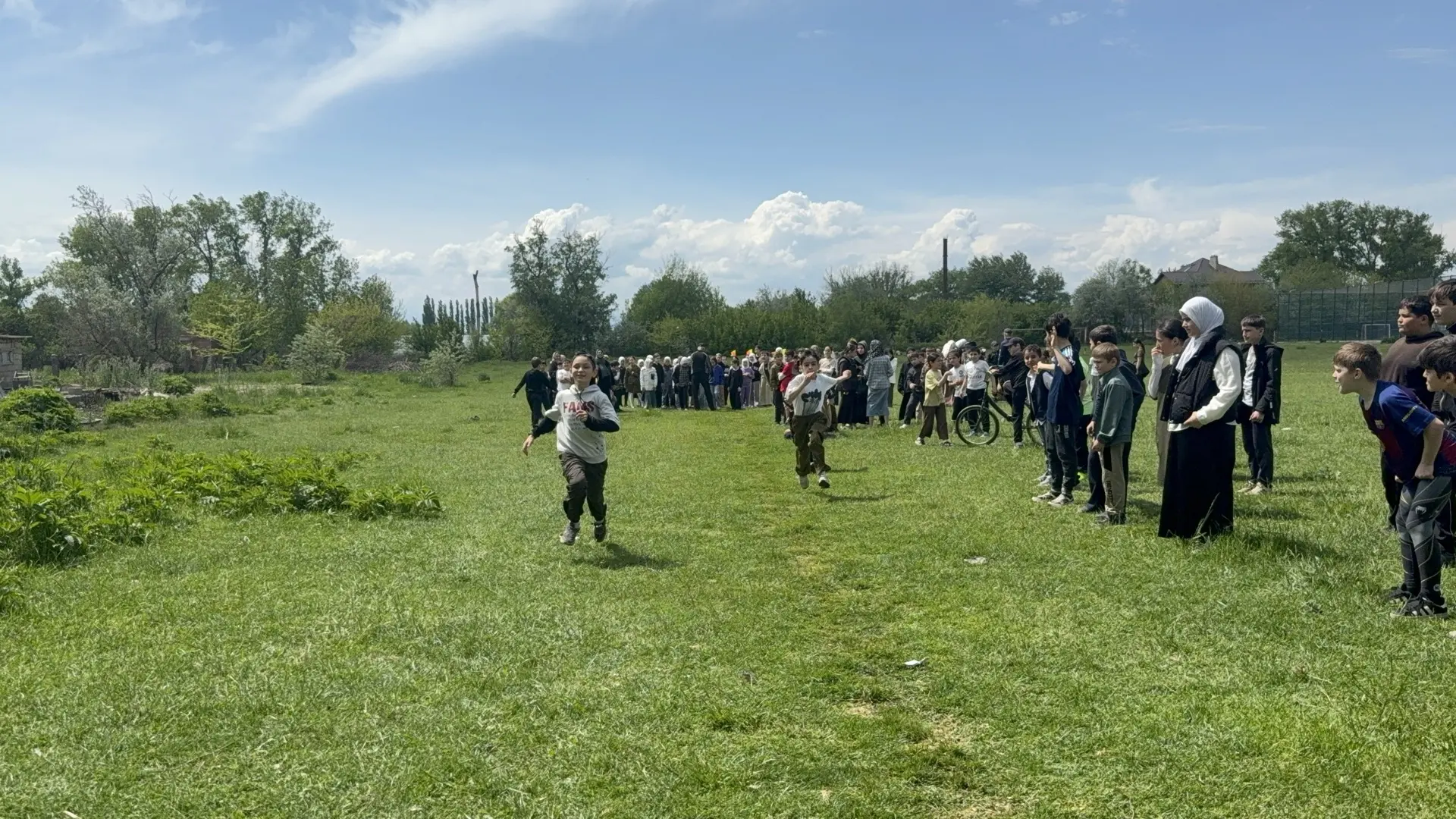В честь Дня Победы, после торжественных мероприятий, учащиеся 2-8 классов нашей школы собрались на с
