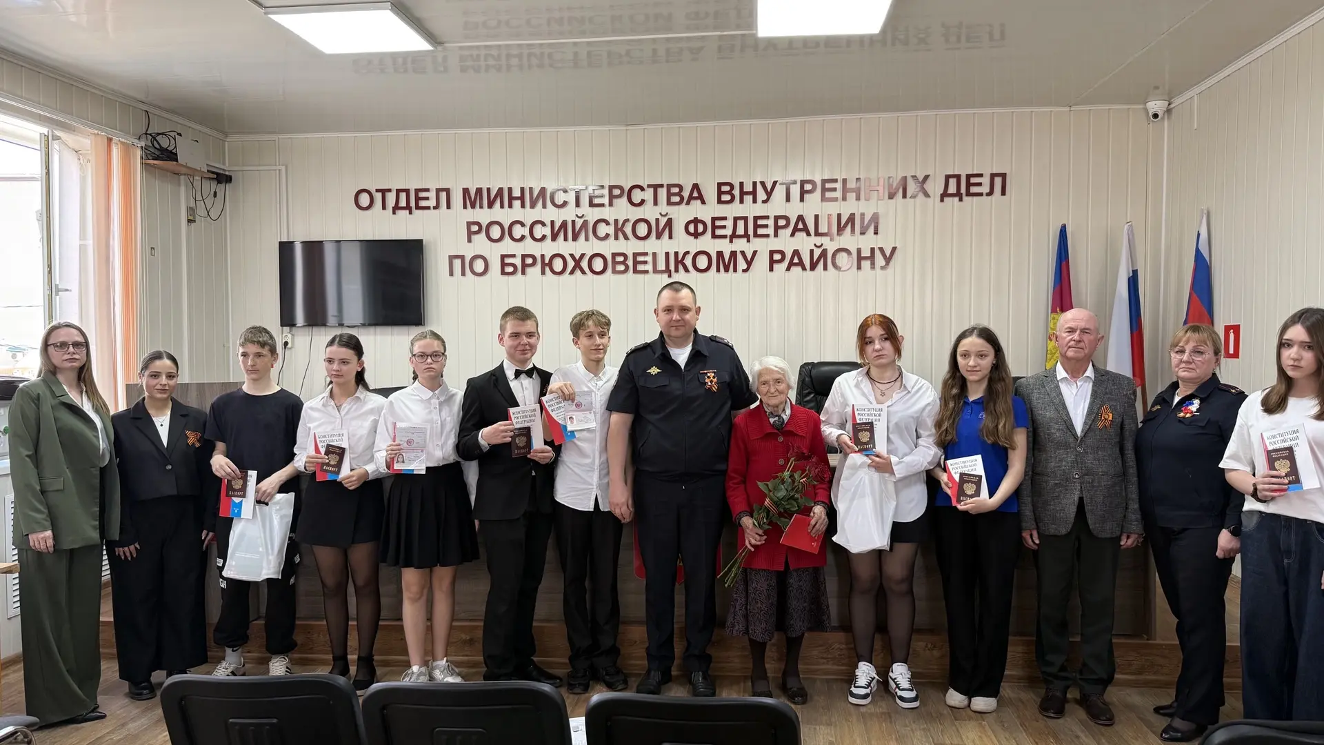 🇷🇺В Брюховецком районе прошло торжественное вручение паспортов  Восемь юношей и девушек впервые полу