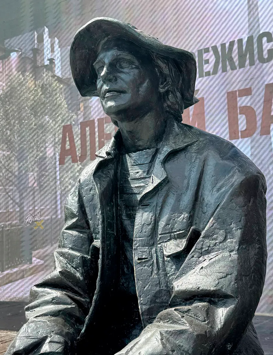 🥳В Екатеринбурге установили памятник режиссёру Алексею Балабанову