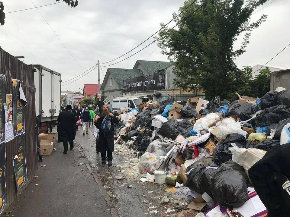 Более 200 тонн мусора вывезли в Умани из района паломничества хасидов, сообщил первый з...