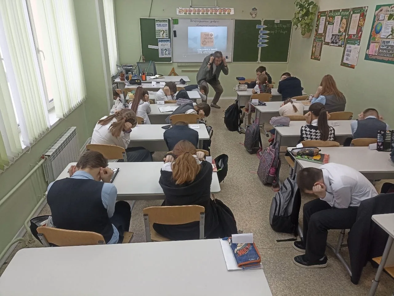 Урок-спектакль «Давайте жить дружно!»: как четвероклассники учились безопасному поведению с бродячим