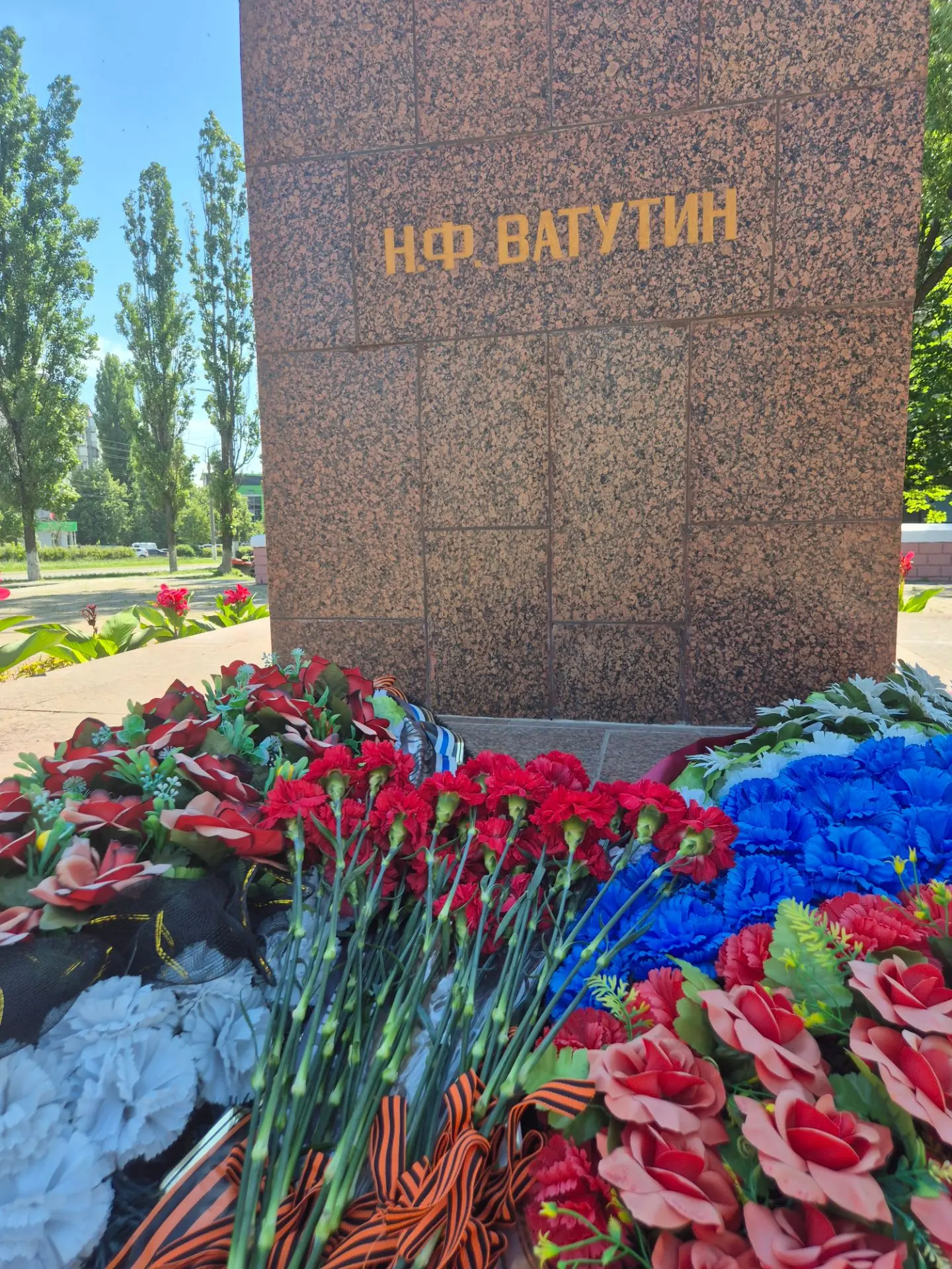 🕓Сегодня, в 85-ю годовщину начала Великой Отечественной войны, ученики и педагоги нашей школы возло